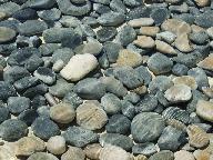 Kleine Steine im Wasser